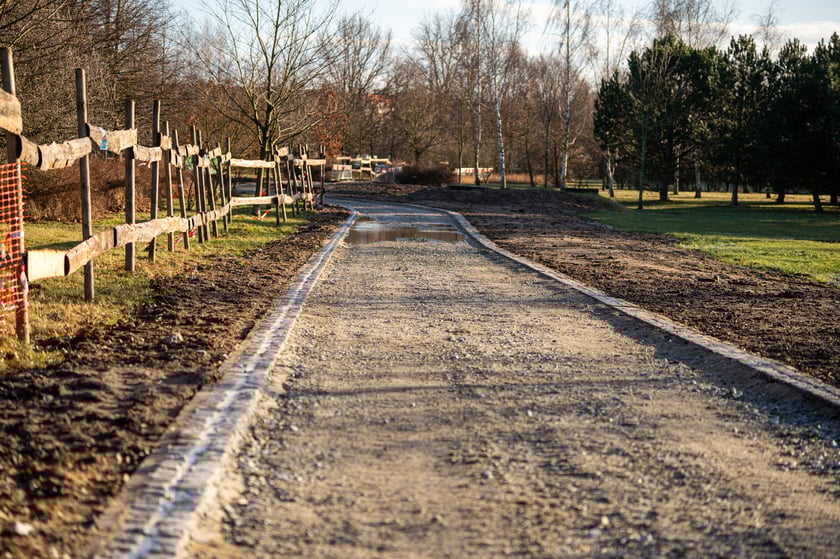 Droga dla pieszych i rowerów przy ulicy Koziej na Maślicach nabiera kształtu